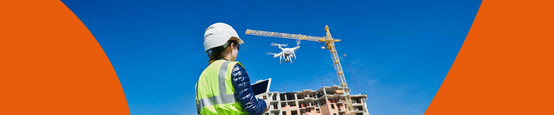Profesional de la carrera universitaria de construcción civil dirigiendo una obra de edificación