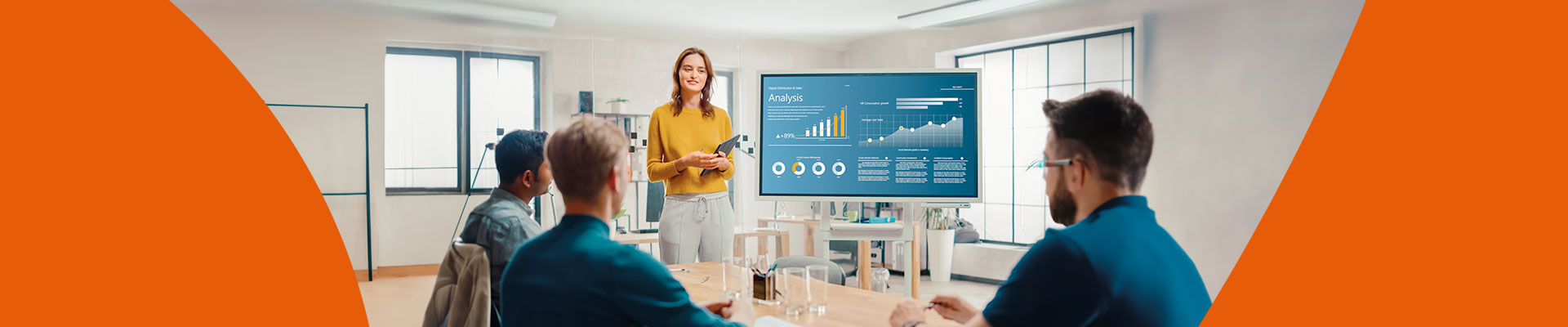 Profesional mujer de Ingeniería Comercial mostrando datos a sus compañeros
