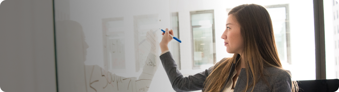 Docente universitaria impartiendo clases