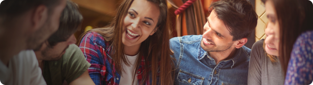 Estudiantes universitarios reunidos en su facultad de estudio