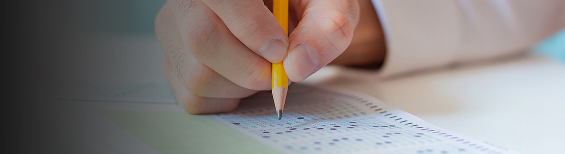 Postulante marcando las respuestas de admisión especial