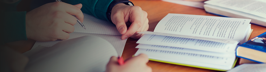 Jóvenes estudiando en grupo en la UDLA