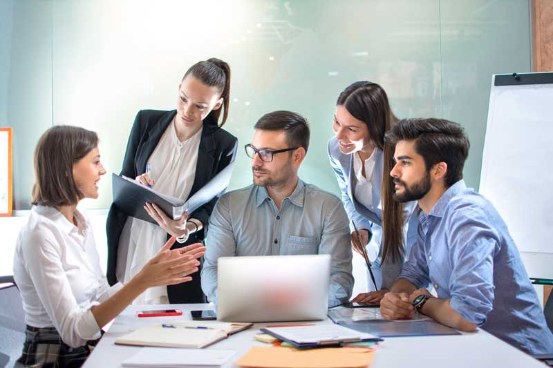 Equipo de Ingeniería de Ejecución revisando proyecto en una reunión