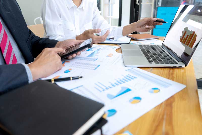 Revisión de análisis de datos y métricas en una reunión empresarial.