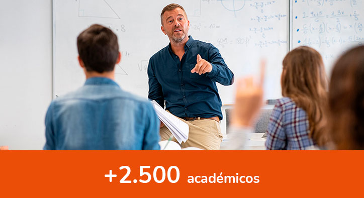 Profesor impartiendo clase a un grupo de alumnos