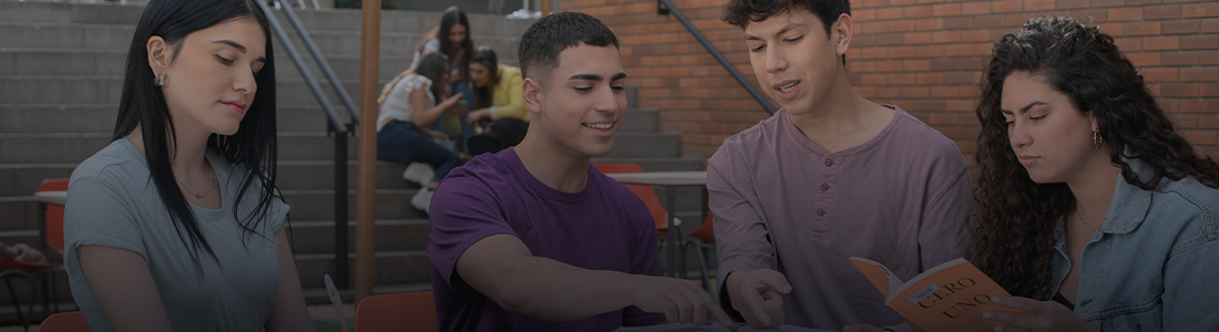 Jóvenes revisando las becas y beneficios que ofrece UDLA