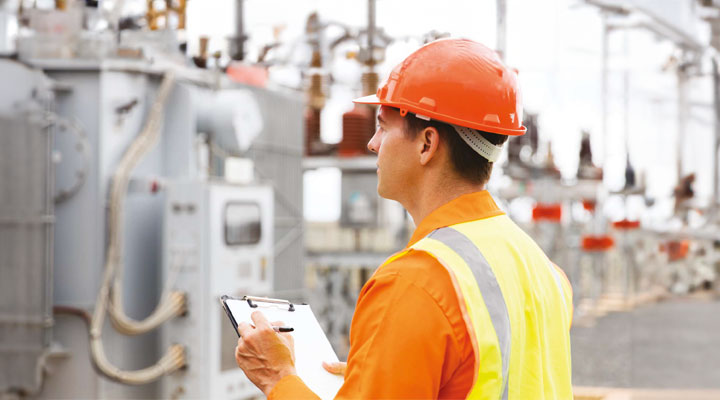 Ingeniero de Prevención de Riesgos supervisando instalaciones