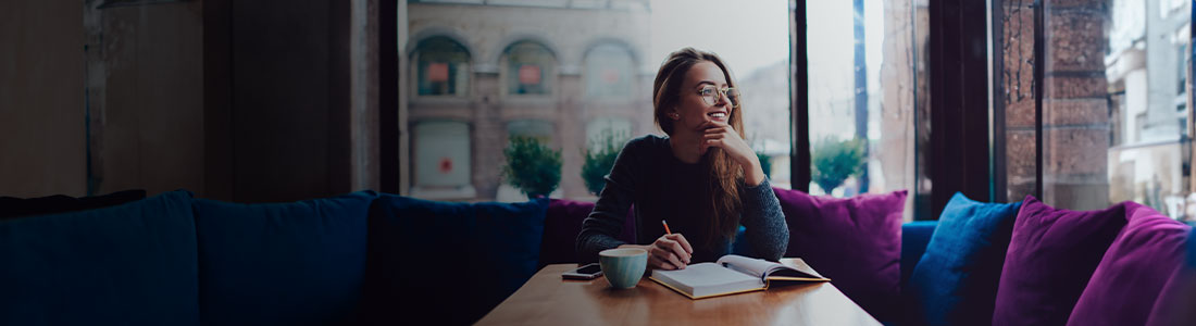 Mujer joven pensando en postular a la universidad